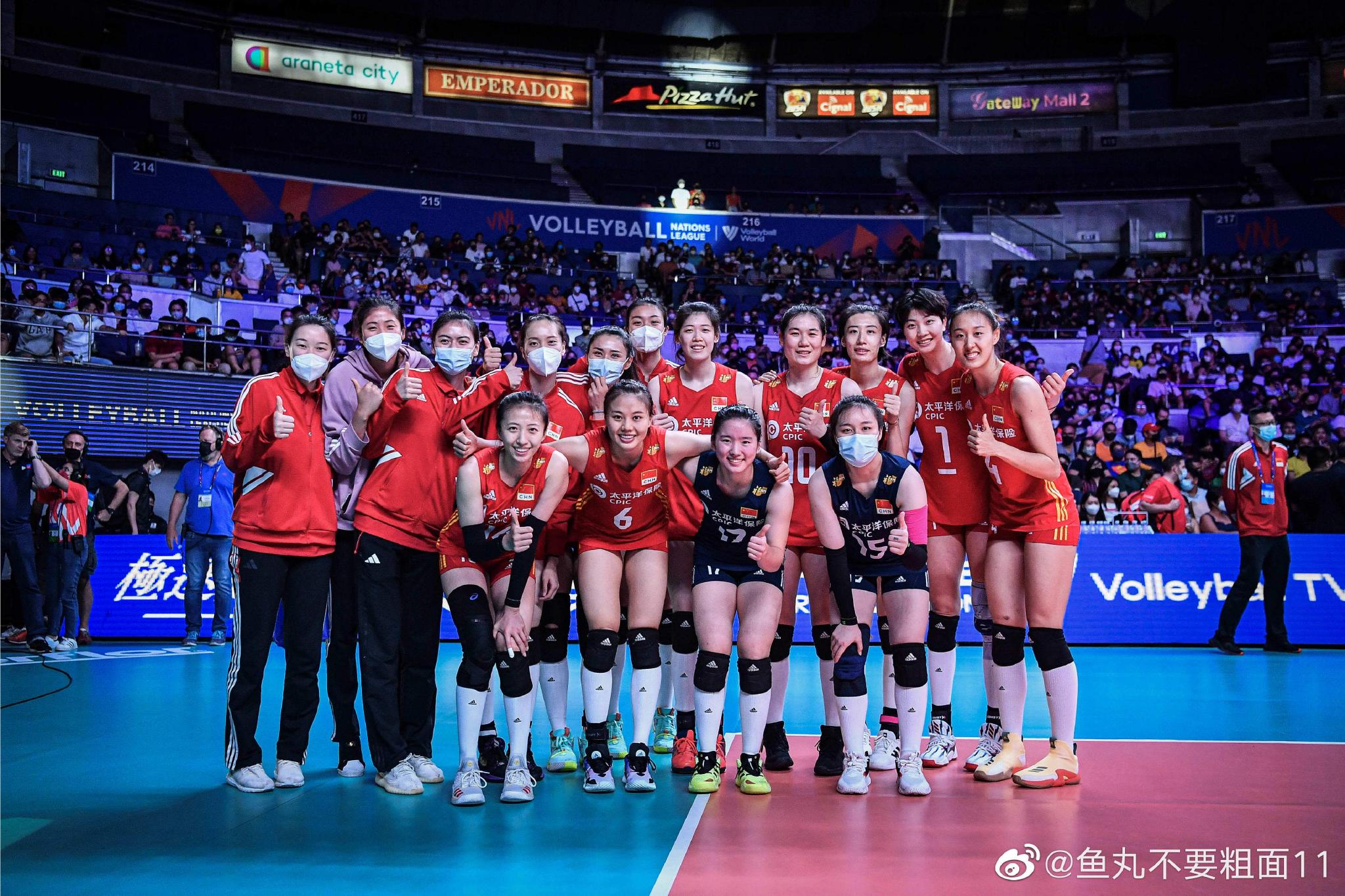 本场比赛中国女排赛后合影