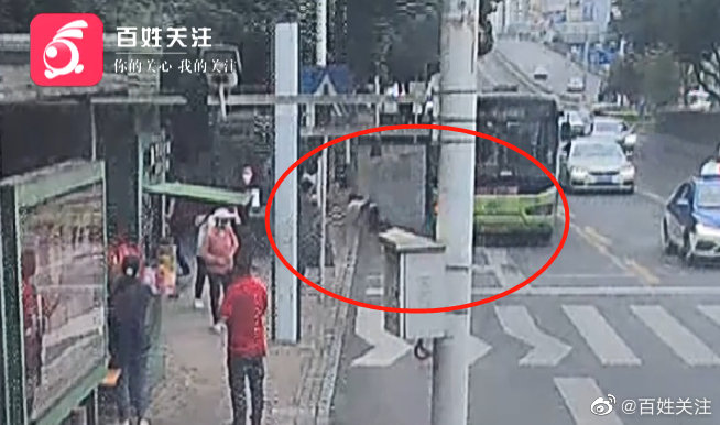 司机上厕所忘拉手刹溜车几十米 贵阳高速交警飞奔冲上失控公交车休闲区蓝鸢梦想 - Www.slyday.coM