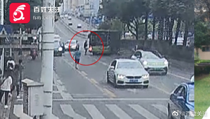 司机上厕所忘拉手刹溜车几十米 贵阳高速交警飞奔冲上失控公交车休闲区蓝鸢梦想 - Www.slyday.coM