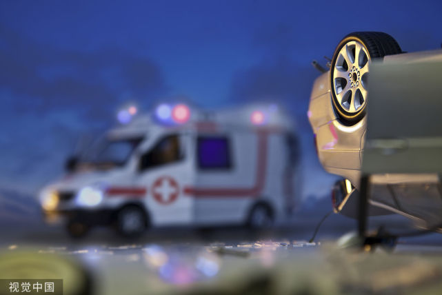 小伙驾车低头玩手机酿事故 下一秒环卫大妈遭了殃休闲区蓝鸢梦想 - Www.slyday.coM