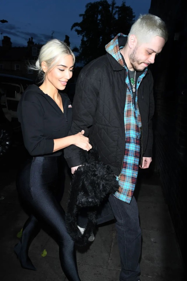 金·卡戴珊穿连体皮裤开豪车，拉链当摆设，和小男友上演不雅对话休闲区蓝鸢梦想 - Www.slyday.coM