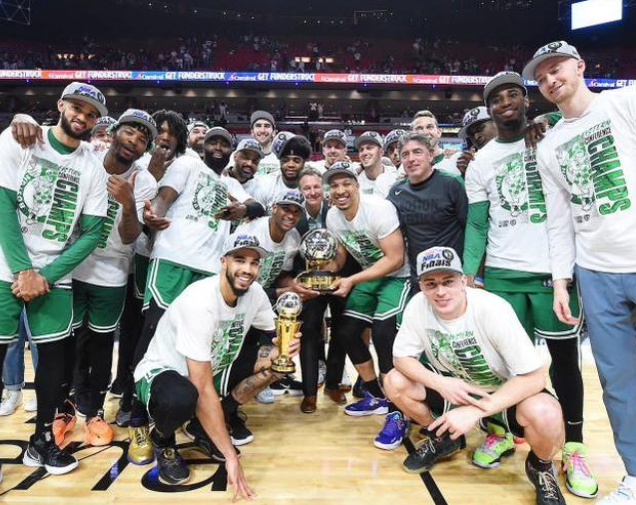 21比0!第3节提前戴戒指!勇士总冠军,库里FMVP休闲区蓝鸢梦想 - Www.slyday.coM 21比0!第3节提前戴戒指!勇士总冠军,库里FMVP休闲区蓝鸢梦想 - Www.slyday.coM