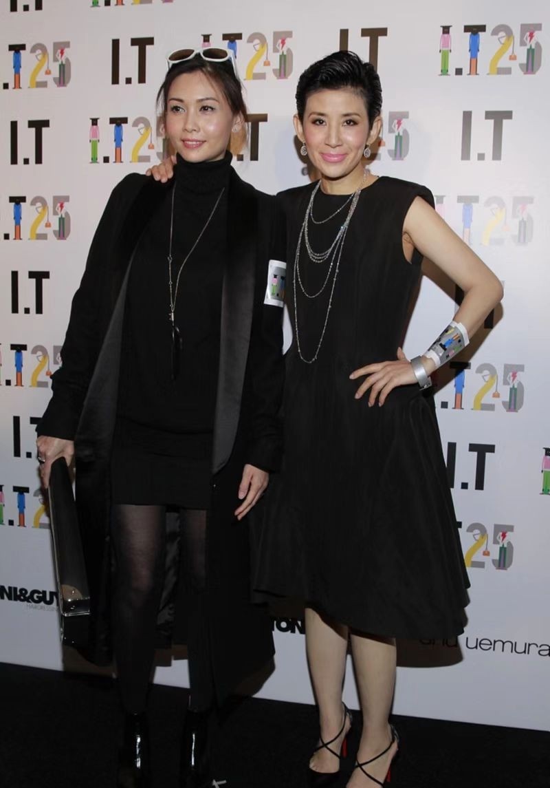 邱淑贞罕见携夫亮相,颜值冻龄似吃防腐剂,豪门丈夫半秃头像爸休闲区蓝鸢梦想 - Www.slyday.coM 邱淑贞罕见携夫亮相,颜值冻龄似吃防腐剂,豪门丈夫半秃头像爸休闲区蓝鸢梦想 - Www.slyday.coM