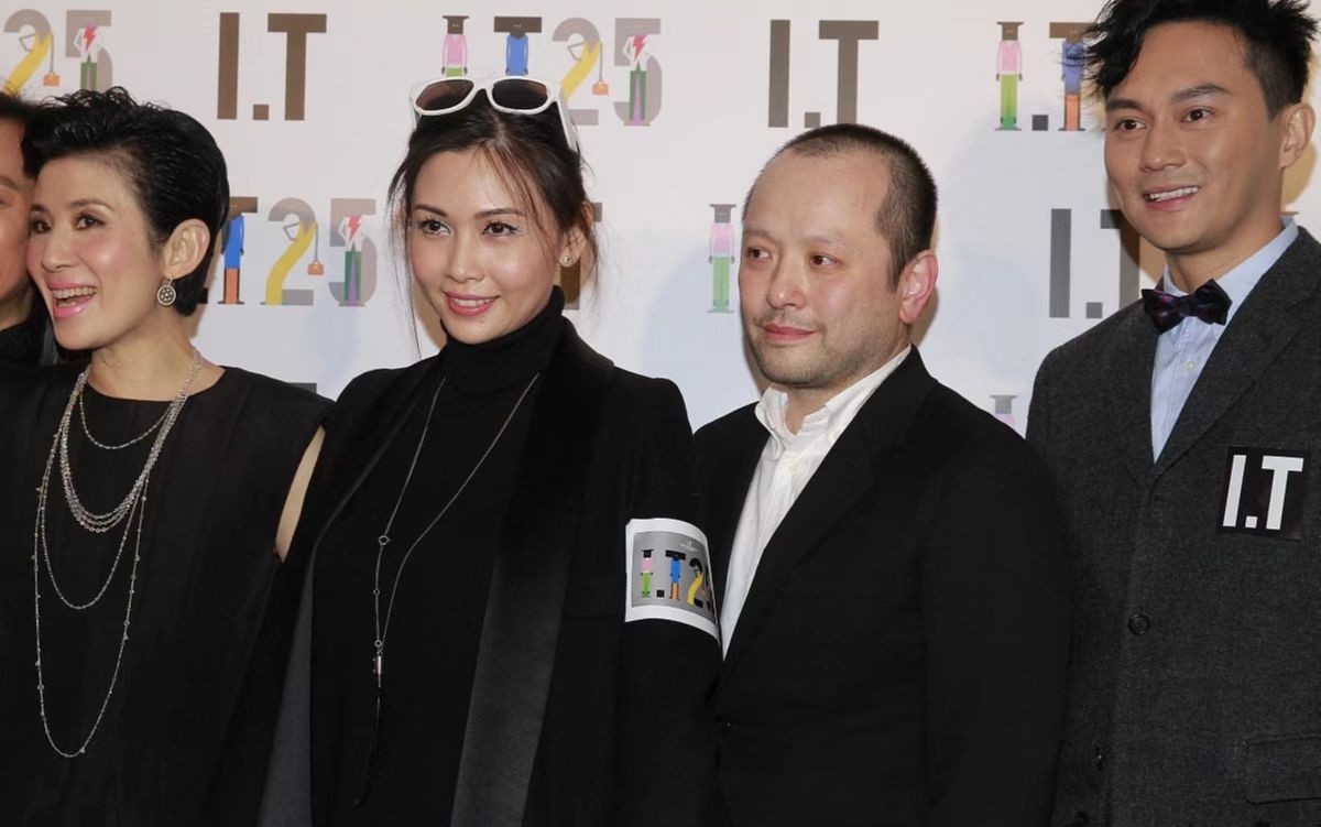 邱淑贞罕见携夫亮相,颜值冻龄似吃防腐剂,豪门丈夫半秃头像爸休闲区蓝鸢梦想 - Www.slyday.coM 邱淑贞罕见携夫亮相,颜值冻龄似吃防腐剂,豪门丈夫半秃头像爸休闲区蓝鸢梦想 - Www.slyday.coM