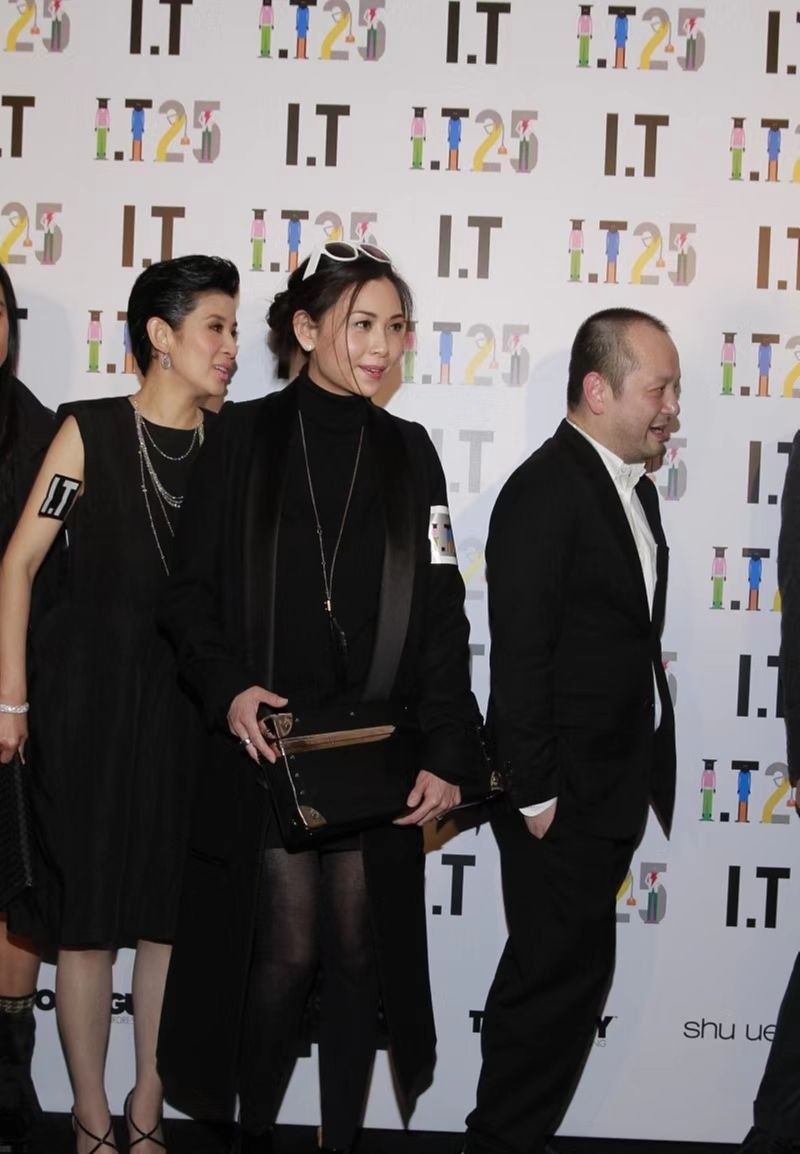 邱淑贞罕见携夫亮相,颜值冻龄似吃防腐剂,豪门丈夫半秃头像爸休闲区蓝鸢梦想 - Www.slyday.coM 邱淑贞罕见携夫亮相,颜值冻龄似吃防腐剂,豪门丈夫半秃头像爸休闲区蓝鸢梦想 - Www.slyday.coM