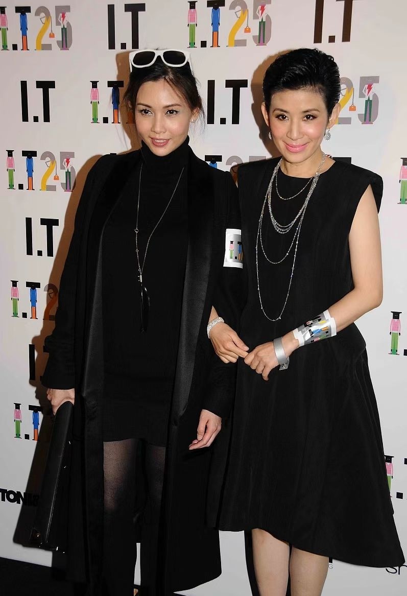 邱淑贞罕见携夫亮相,颜值冻龄似吃防腐剂,豪门丈夫半秃头像爸休闲区蓝鸢梦想 - Www.slyday.coM 邱淑贞罕见携夫亮相,颜值冻龄似吃防腐剂,豪门丈夫半秃头像爸休闲区蓝鸢梦想 - Www.slyday.coM