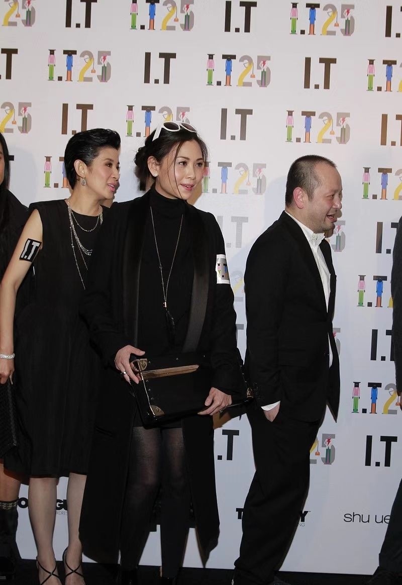 邱淑贞罕见携夫亮相,颜值冻龄似吃防腐剂,豪门丈夫半秃头像爸休闲区蓝鸢梦想 - Www.slyday.coM 邱淑贞罕见携夫亮相,颜值冻龄似吃防腐剂,豪门丈夫半秃头像爸休闲区蓝鸢梦想 - Www.slyday.coM