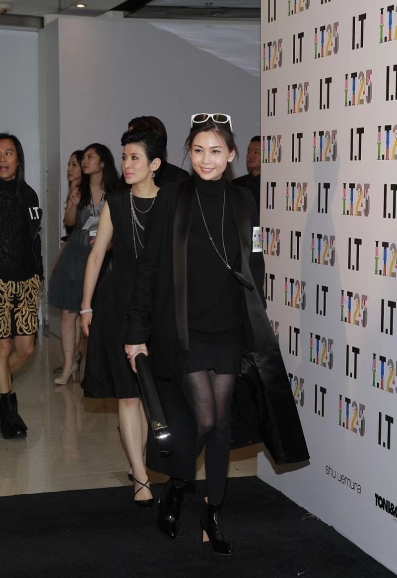 邱淑贞罕见携夫亮相,颜值冻龄似吃防腐剂,豪门丈夫半秃头像爸休闲区蓝鸢梦想 - Www.slyday.coM 邱淑贞罕见携夫亮相,颜值冻龄似吃防腐剂,豪门丈夫半秃头像爸休闲区蓝鸢梦想 - Www.slyday.coM