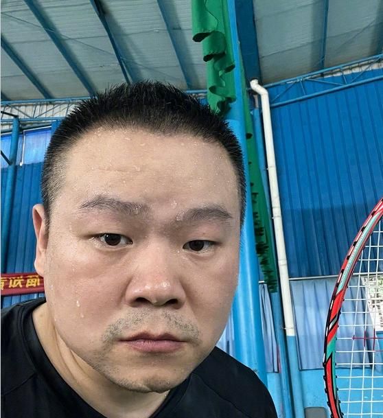 晚会说相声的时候是一个短毛寸发型,但是之前的时候岳云鹏也剃过光头