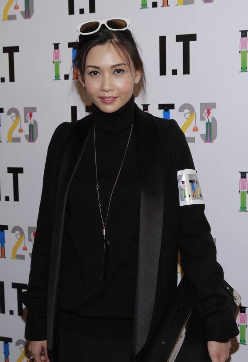 邱淑贞罕见携夫亮相,颜值冻龄似吃防腐剂,豪门丈夫半秃头像爸休闲区蓝鸢梦想 - Www.slyday.coM 邱淑贞罕见携夫亮相,颜值冻龄似吃防腐剂,豪门丈夫半秃头像爸休闲区蓝鸢梦想 - Www.slyday.coM