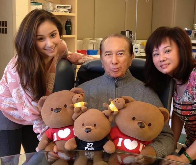 何超莲自曝赌王曾被暗杀3次，所幸没有受到伤害，后来加强了安保休闲区蓝鸢梦想 - Www.slyday.coM