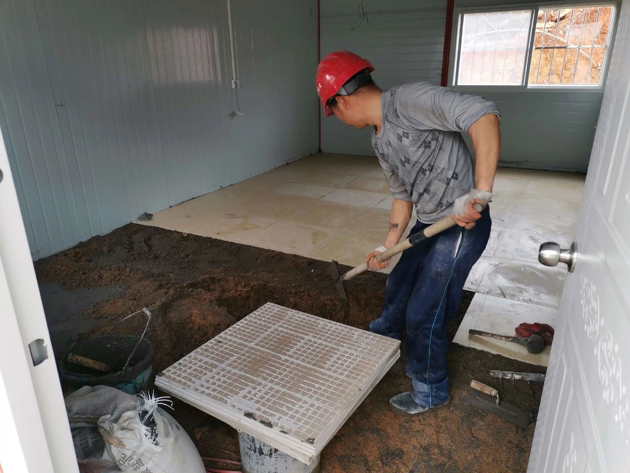 6,瓷砖直接拼接木地板客厅,餐厅,阳台等公共区域,一般都是铺贴瓷砖