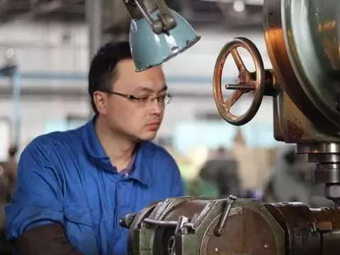 路特大立交桥下,六七台300吨的长臂吊车正进行钢箱梁架[详细]淄博市