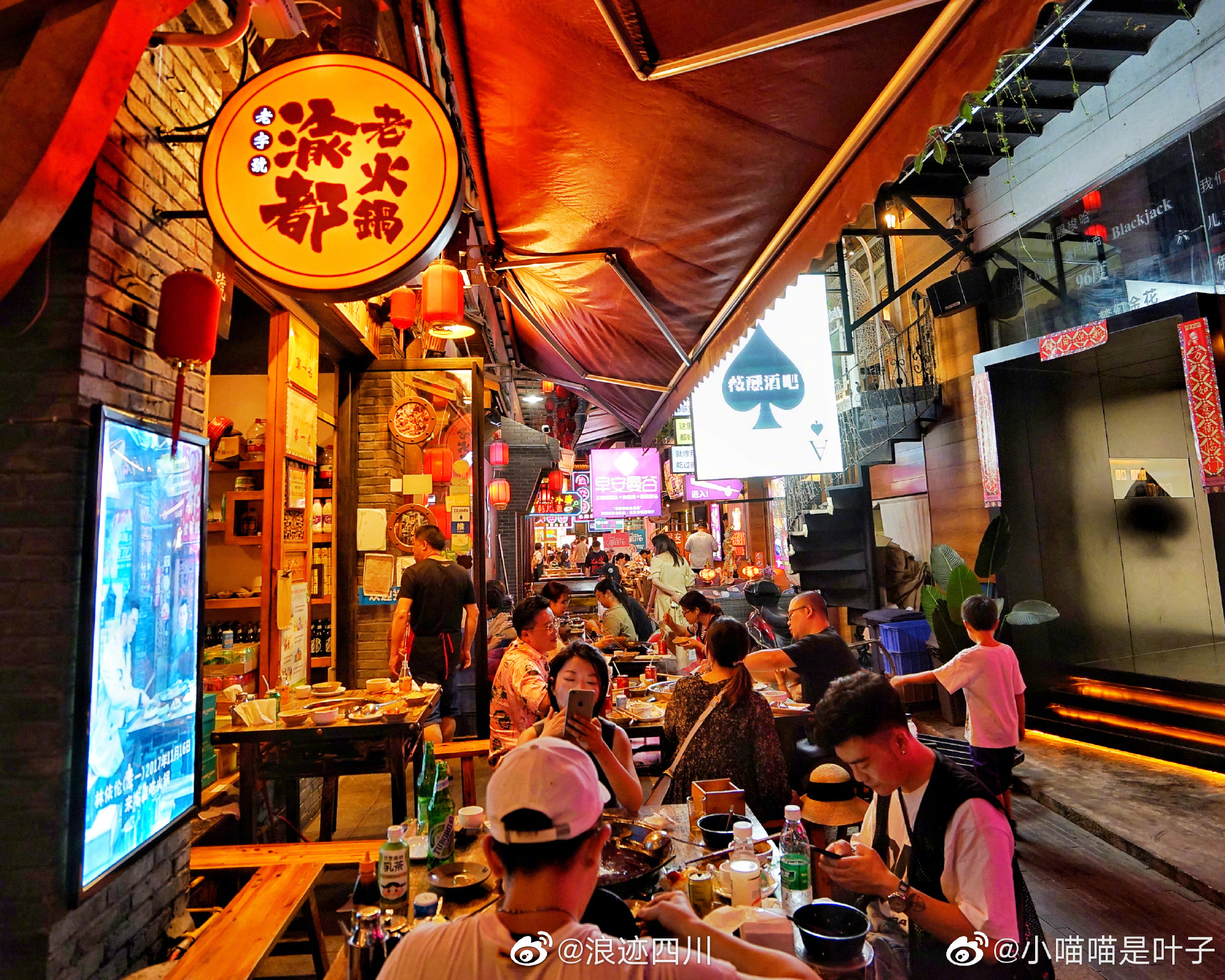 香香巷,巷子不深,香气四溢,这是属于成都的巿井万象