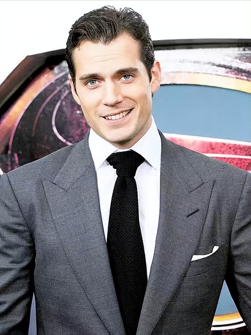 "超人"亨利·卡维尔,社交平台上被嫌弃太老,引发外国网友争议__财经