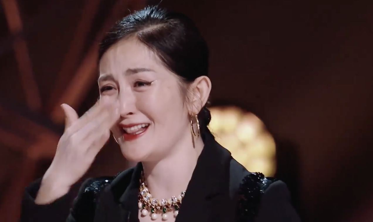 谢娜41岁生日现场哭了不忘感谢张杰照顾女儿言辞极不自信