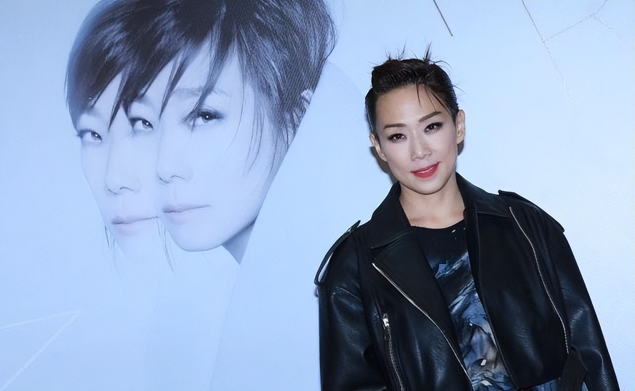 被林忆莲的疯狂美到了假小子的搭配很个性高颧骨配湿发很英气