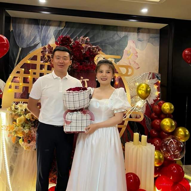 恭喜!“辱母案”于欢官宣订婚,单膝跪地求婚,女友戴珍珠耳坠休闲区蓝鸢梦想 - Www.slyday.coM 恭喜!“辱母案”于欢官宣订婚,单膝跪地求婚,女友戴珍珠耳坠休闲区蓝鸢梦想 - Www.slyday.coM