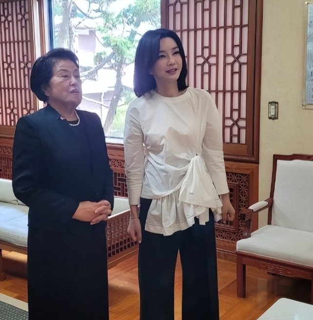 韩最美第一夫人挑大梁又去拜访全斗焕夫人衣服皱巴巴罕见翻车