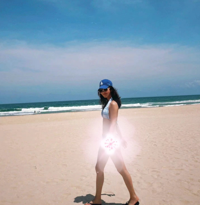 阔太杨采钰海滩晒日光浴穿挂脖比基尼变黑美人身材比刘亦菲辣