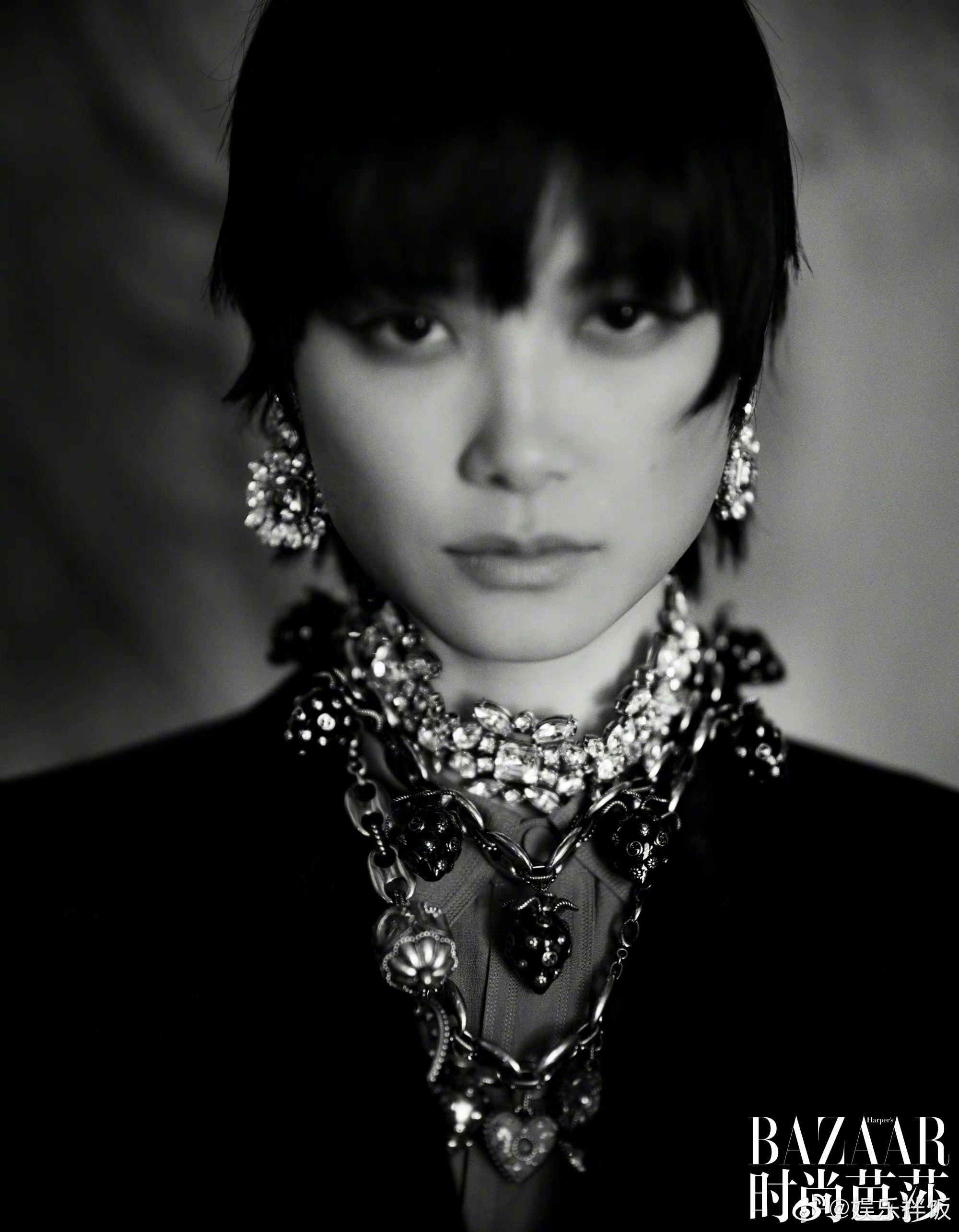 李宇春时尚芭莎七月刊封面来啦复古时尚感扑面而来