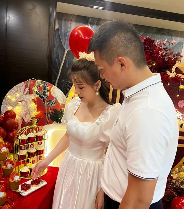 恭喜!“辱母案”于欢官宣订婚,单膝跪地求婚,女友戴珍珠耳坠休闲区蓝鸢梦想 - Www.slyday.coM 恭喜!“辱母案”于欢官宣订婚,单膝跪地求婚,女友戴珍珠耳坠休闲区蓝鸢梦想 - Www.slyday.coM