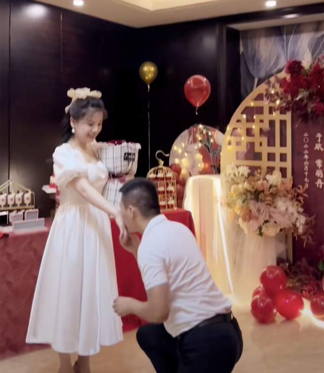 恭喜!“辱母案”于欢官宣订婚,单膝跪地求婚,女友戴珍珠耳坠休闲区蓝鸢梦想 - Www.slyday.coM 恭喜!“辱母案”于欢官宣订婚,单膝跪地求婚,女友戴珍珠耳坠休闲区蓝鸢梦想 - Www.slyday.coM