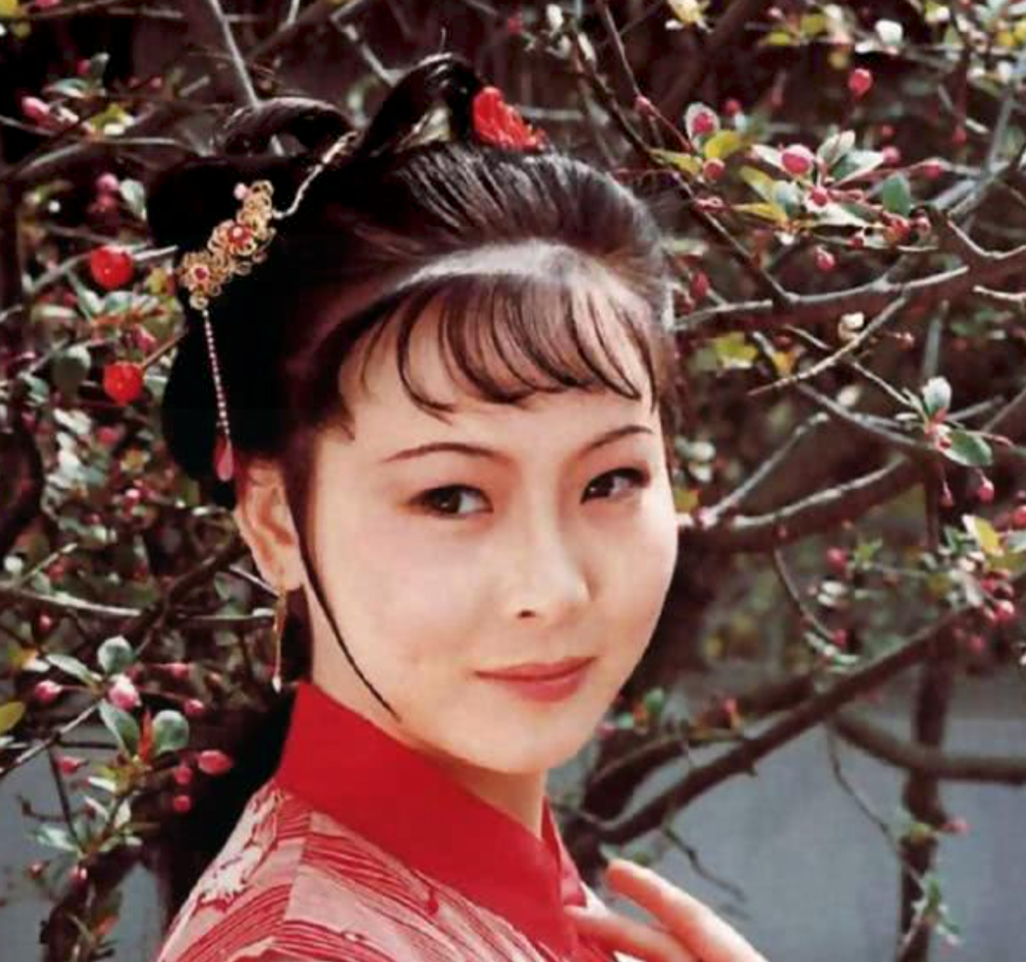 怡红院中的小红,在搭上王熙凤这条线,完成部门调动之前,一度和贾芸有