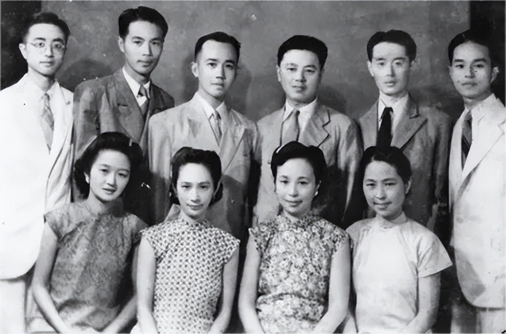 沈从文转入精神病院，张兆和转身离去，晚年她已认不出丈夫的模样