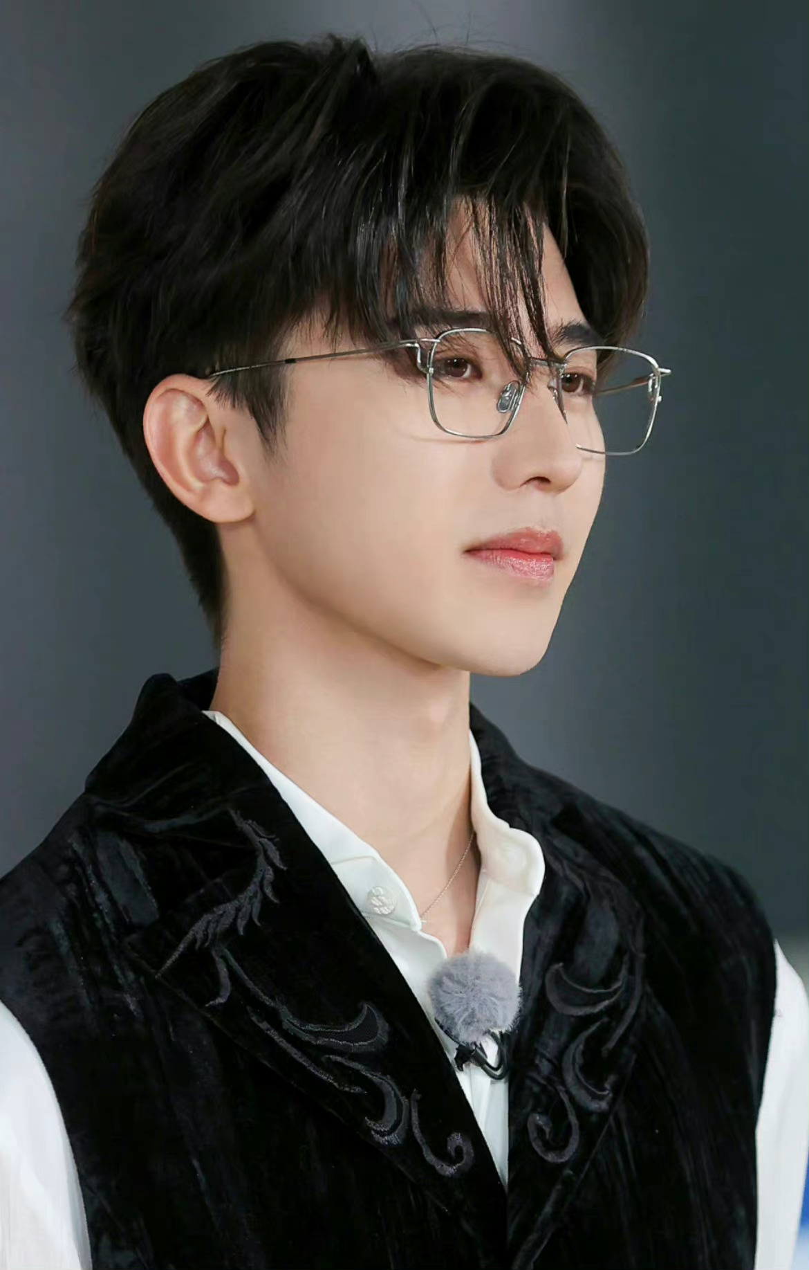 蔡徐坤说今晚见今天的黑白套装加金丝眼镜造型好帅呜呜呜