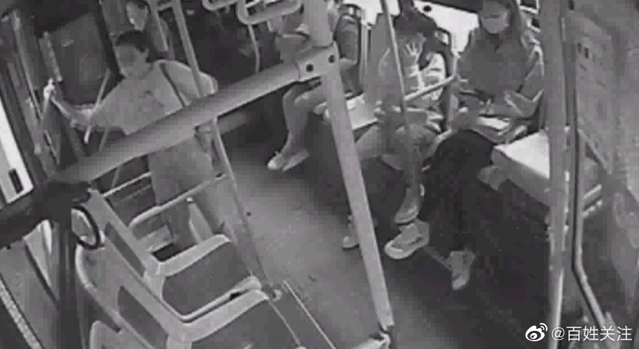 司机上厕所忘拉手刹溜车几十米 贵阳高速交警飞奔冲上失控公交车休闲区蓝鸢梦想 - Www.slyday.coM