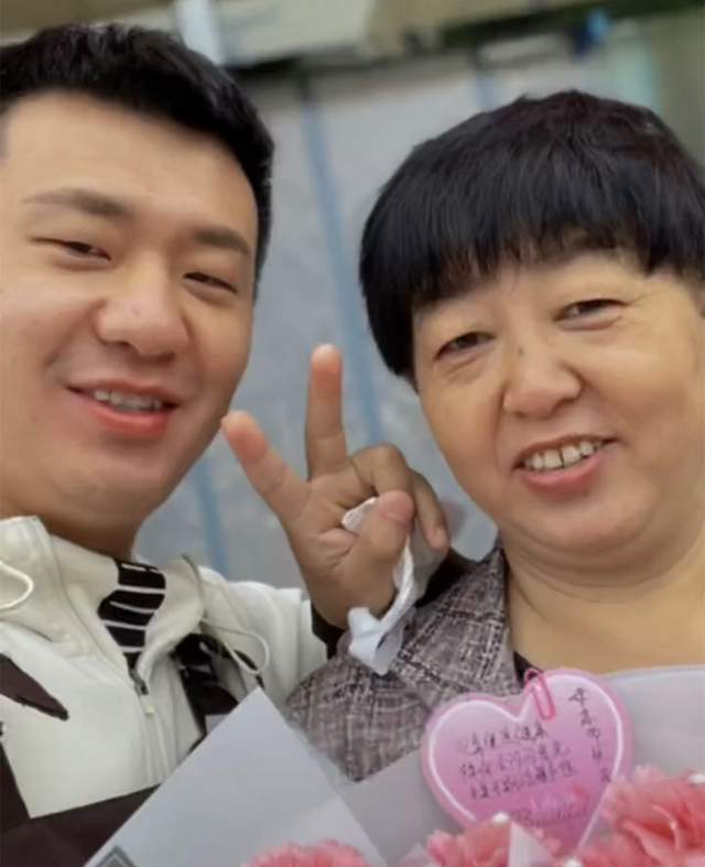 恭喜!“辱母案”于欢官宣订婚,单膝跪地求婚,女友戴珍珠耳坠休闲区蓝鸢梦想 - Www.slyday.coM 恭喜!“辱母案”于欢官宣订婚,单膝跪地求婚,女友戴珍珠耳坠休闲区蓝鸢梦想 - Www.slyday.coM