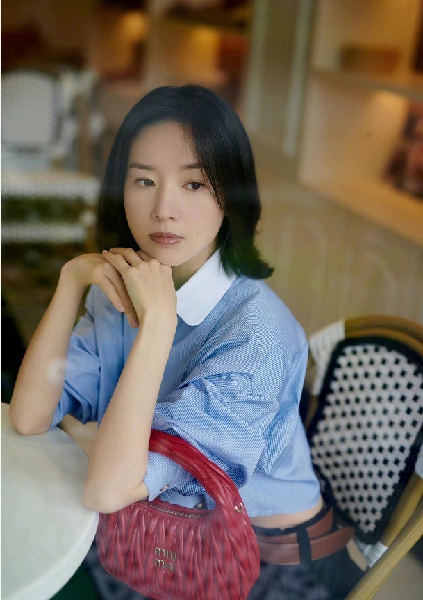 42岁董洁分享生活日常给儿子做温馨早餐并投喂跪地上收拾行李