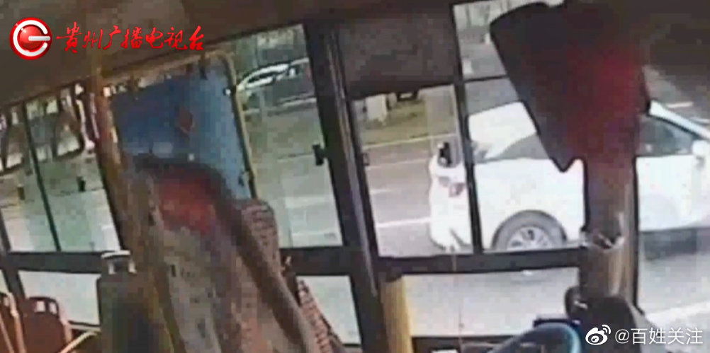 司机上厕所忘拉手刹溜车几十米 贵阳高速交警飞奔冲上失控公交车休闲区蓝鸢梦想 - Www.slyday.coM