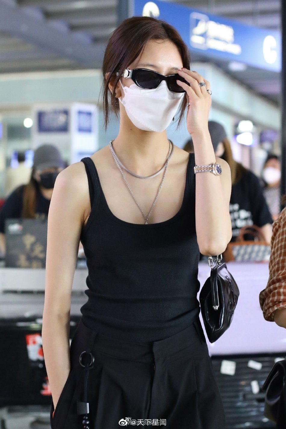 宋妍霏海口机场出发黑色背心搭工装裤清凉酷辣