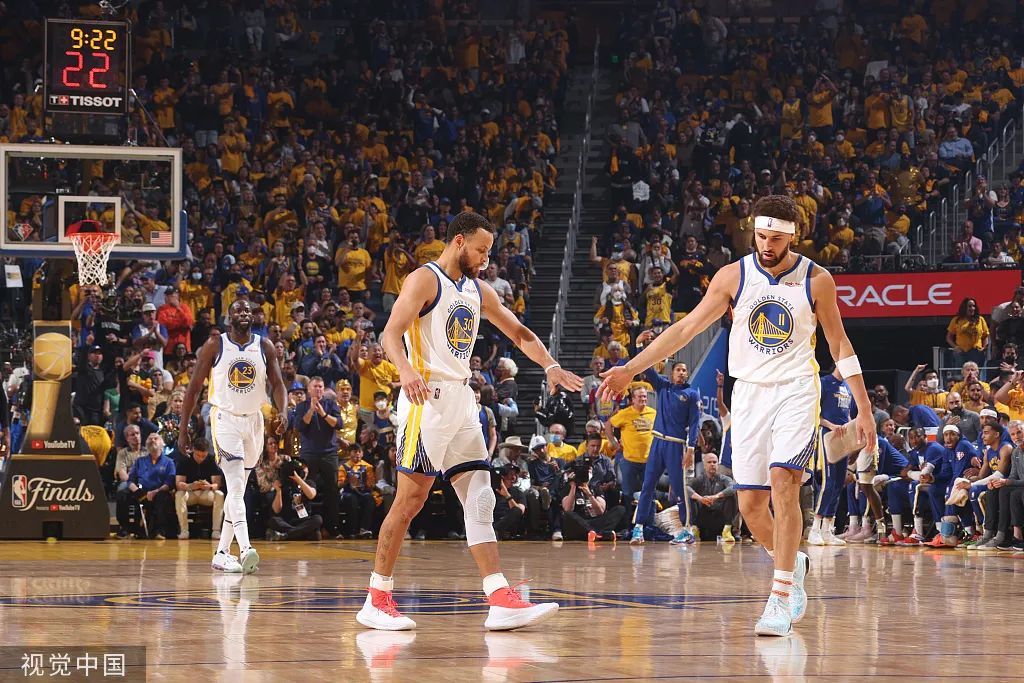 库里和克莱击掌.