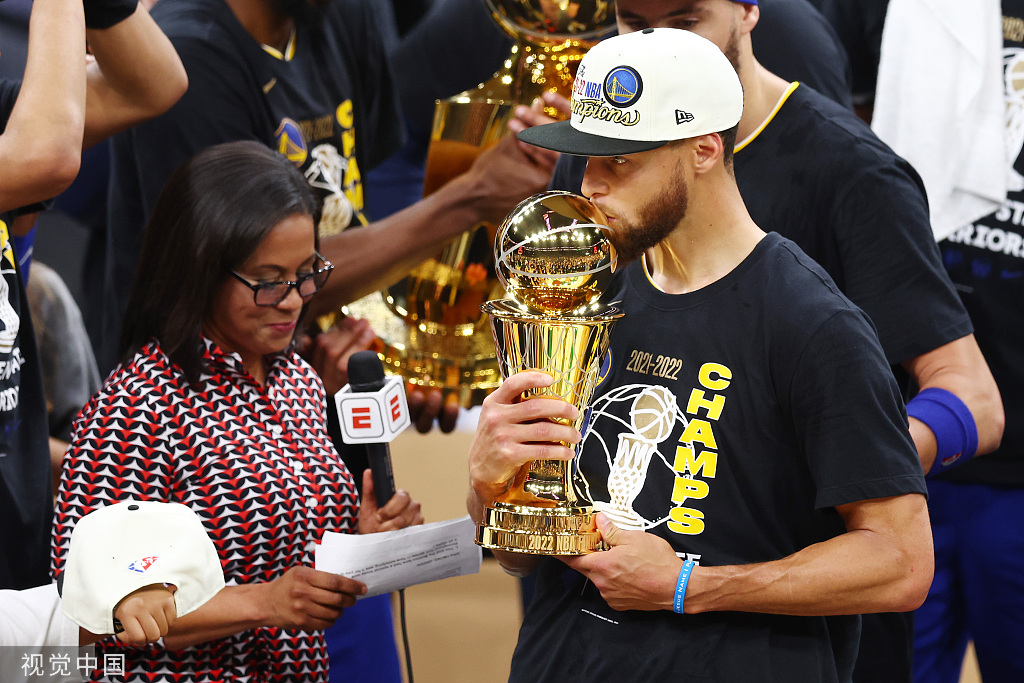 库里亲吻fmvp奖杯.