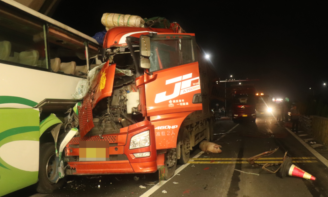 广西高速上两货车与一客车连环追尾多人受伤