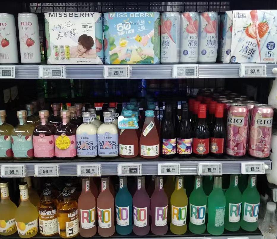 年轻人看不上白酒了，高颜值有故事的低度酒能火多久？休闲区蓝鸢梦想 - Www.slyday.coM