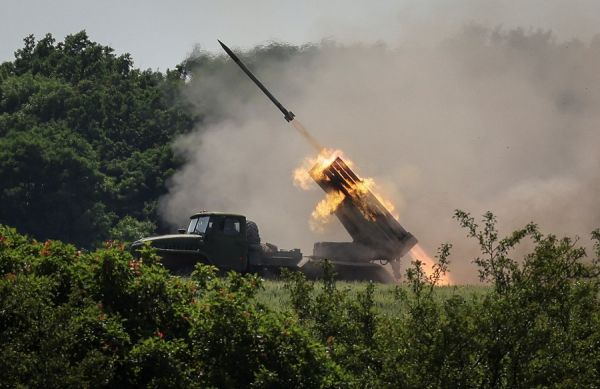 图片说明：12日，乌军在卢甘斯克地区操作BM-21多管火箭炮系统（路透社）