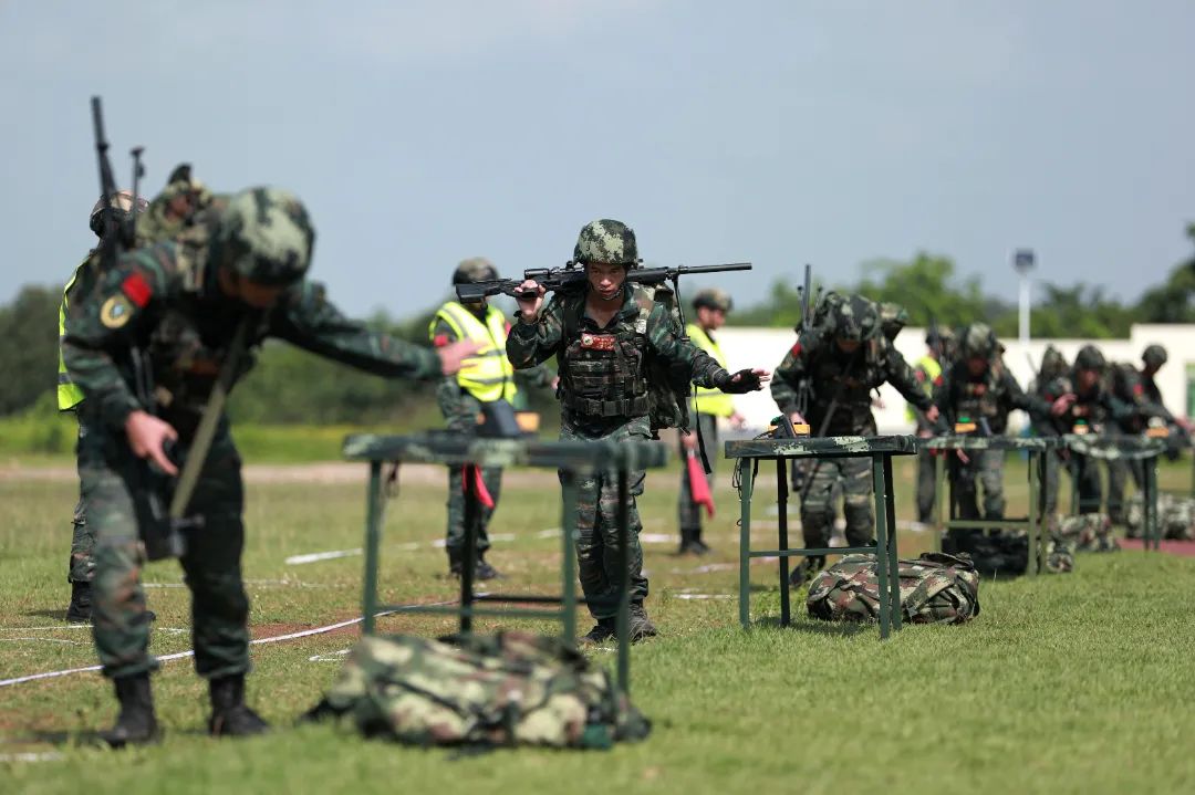 激情六月练兵忙直击战区部队官兵鏖战训练场