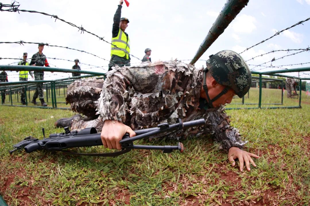 激情六月练兵忙直击战区部队官兵鏖战训练场