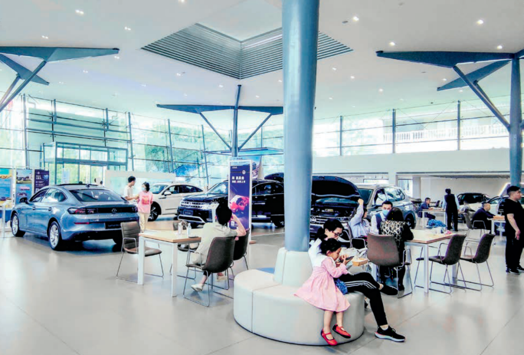 成都某上汽大眾4s店內。攝影/《財經》實習生 鄧雨潔