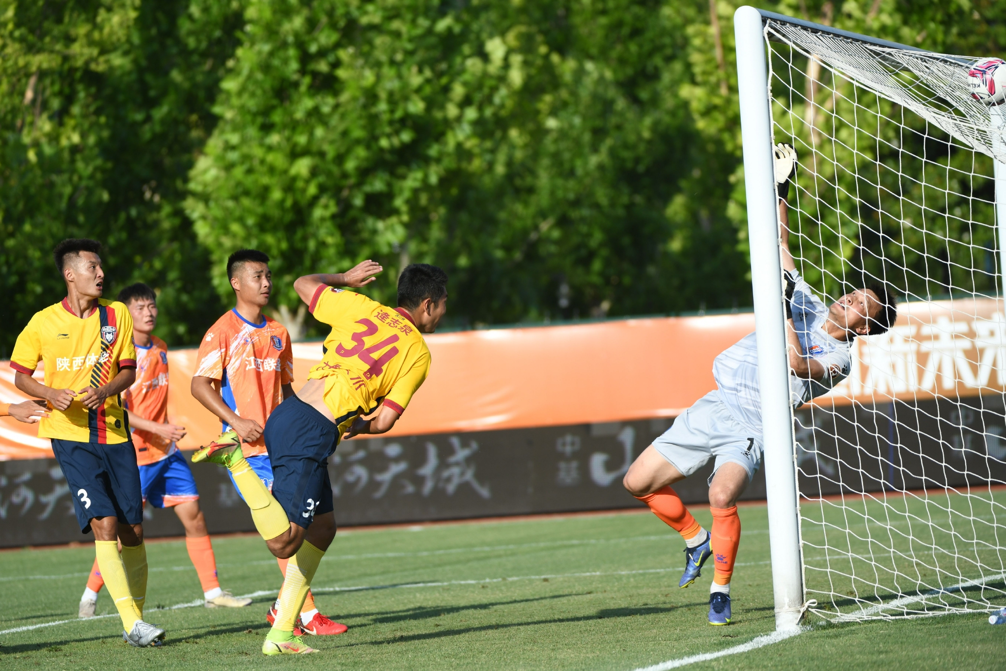 足球中甲陕西长安竞技胜江西北大门