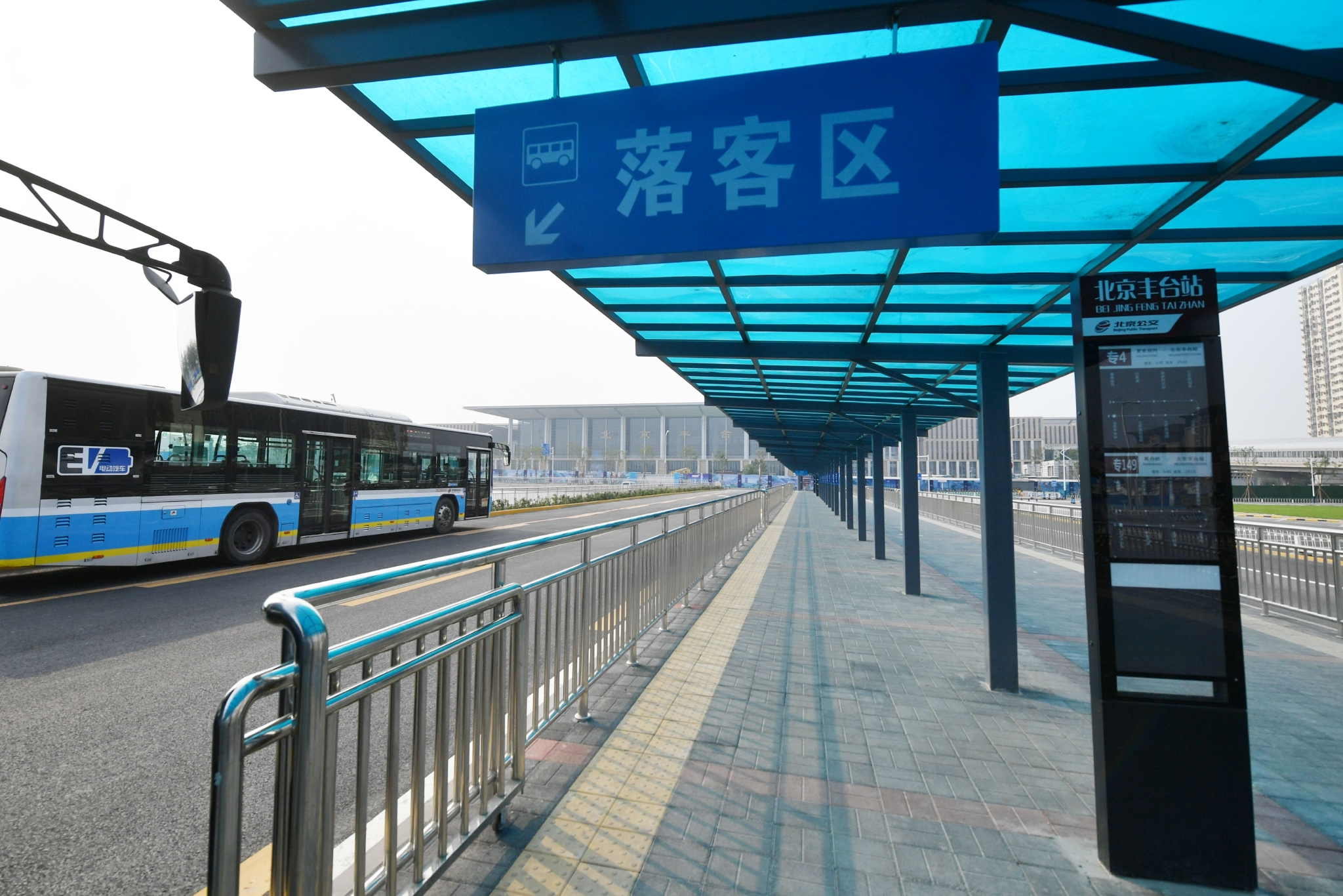 北京丰台站南侧设有公交站,与丰台站相距约200米.