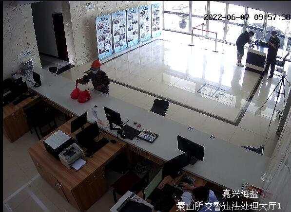 六旬阿婆省吃俭用买的车被偷了，海盐民警：当晚找回！休闲区蓝鸢梦想 - Www.slyday.coM