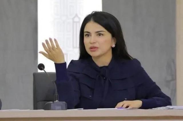 乌兹别克斯坦新娘在婚礼上玩游戏获胜，结果被新郎当众打了一巴掌休闲区蓝鸢梦想 - Www.slyday.coM