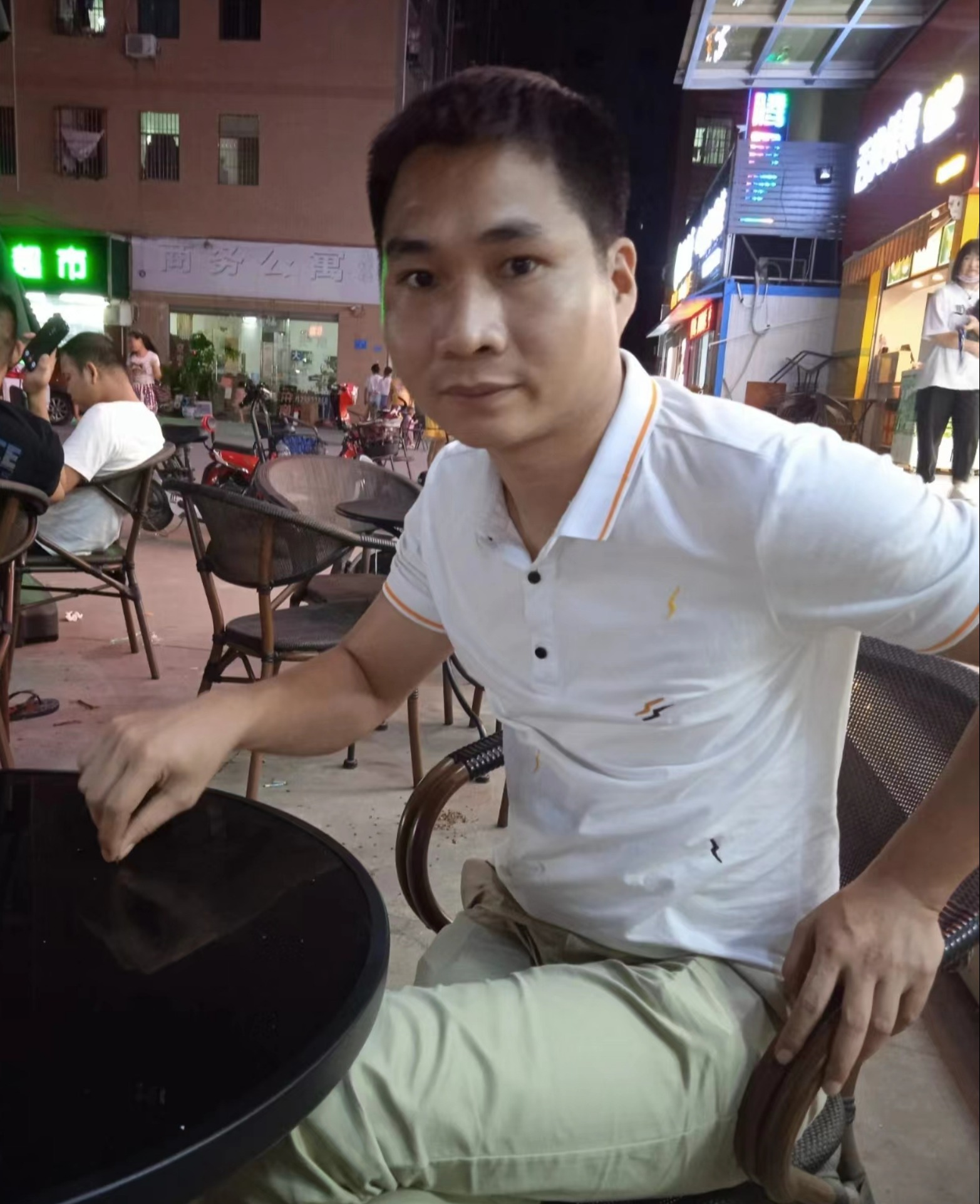 找到9位平民英雄！男子闹市刺伤女孩，逃窜一公里后被合力制伏休闲区蓝鸢梦想 - Www.slyday.coM