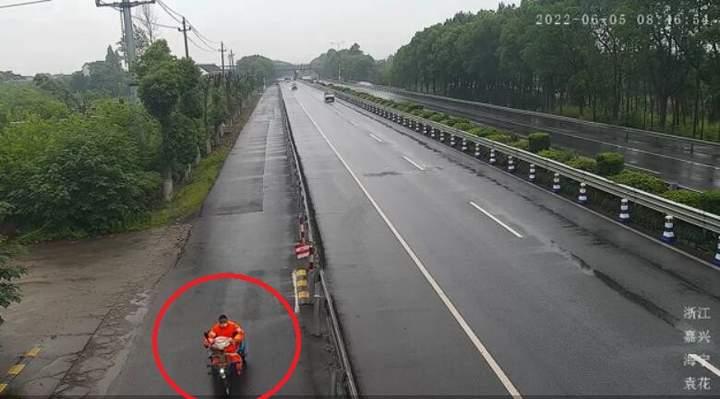 六旬阿婆省吃俭用买的车被偷了，海盐民警：当晚找回！休闲区蓝鸢梦想 - Www.slyday.coM