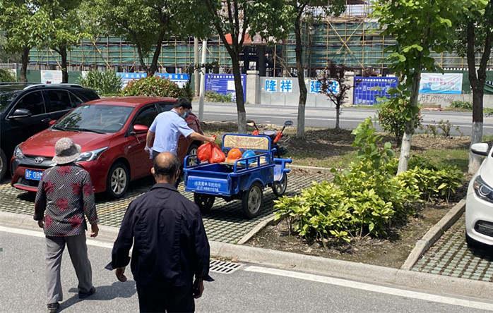 六旬阿婆省吃俭用买的车被偷了，海盐民警：当晚找回！休闲区蓝鸢梦想 - Www.slyday.coM